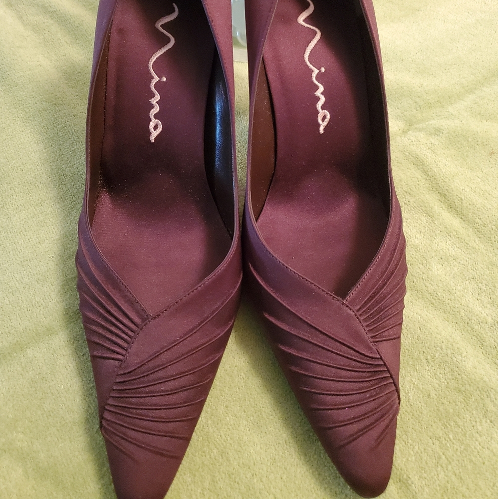 Nina satin pumps